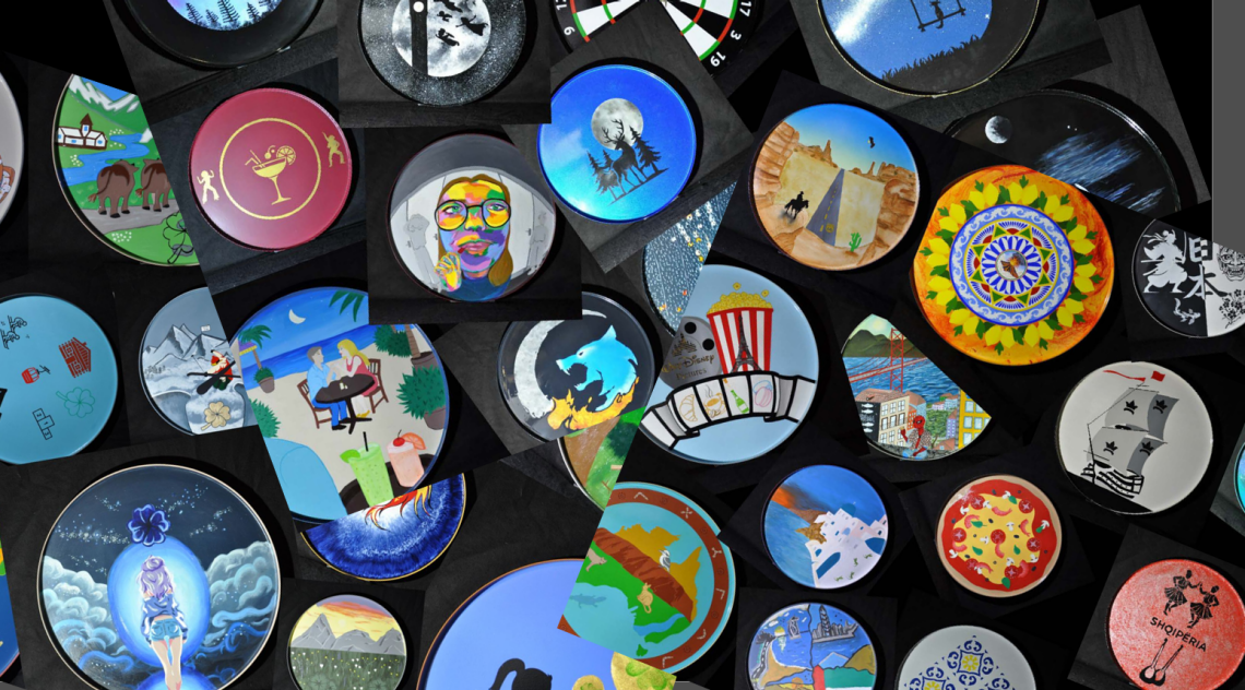 Bunte Bistrotische der Lernenden